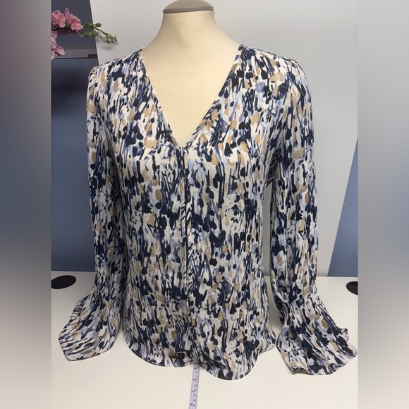 NWOT Patterned Women's Top Summer Light Blouse Signature Bell Sleeves - Picture 3 of 12